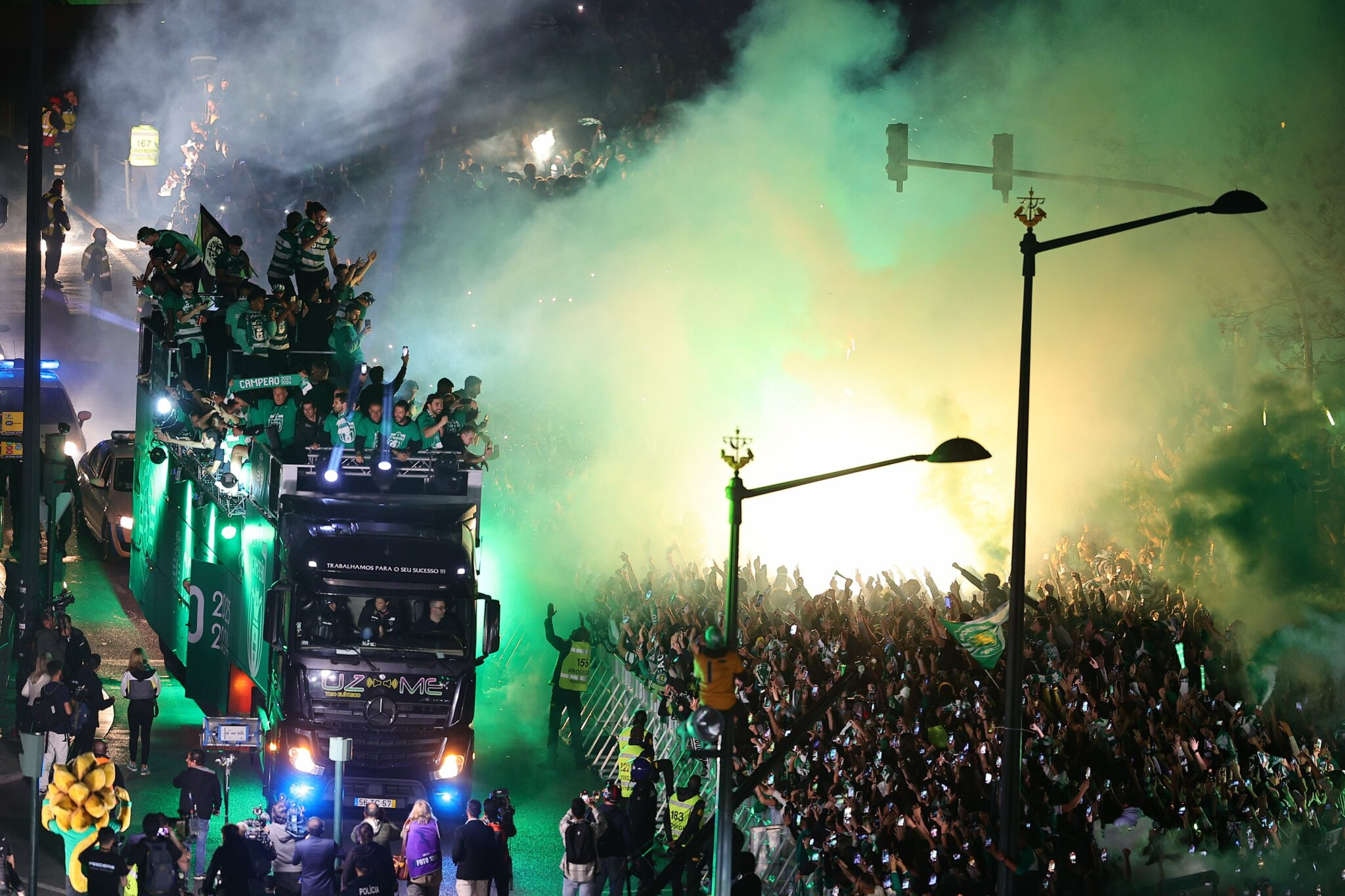 Jogadores e torcedores do Sporting durante a temporada do título português de 2023–24